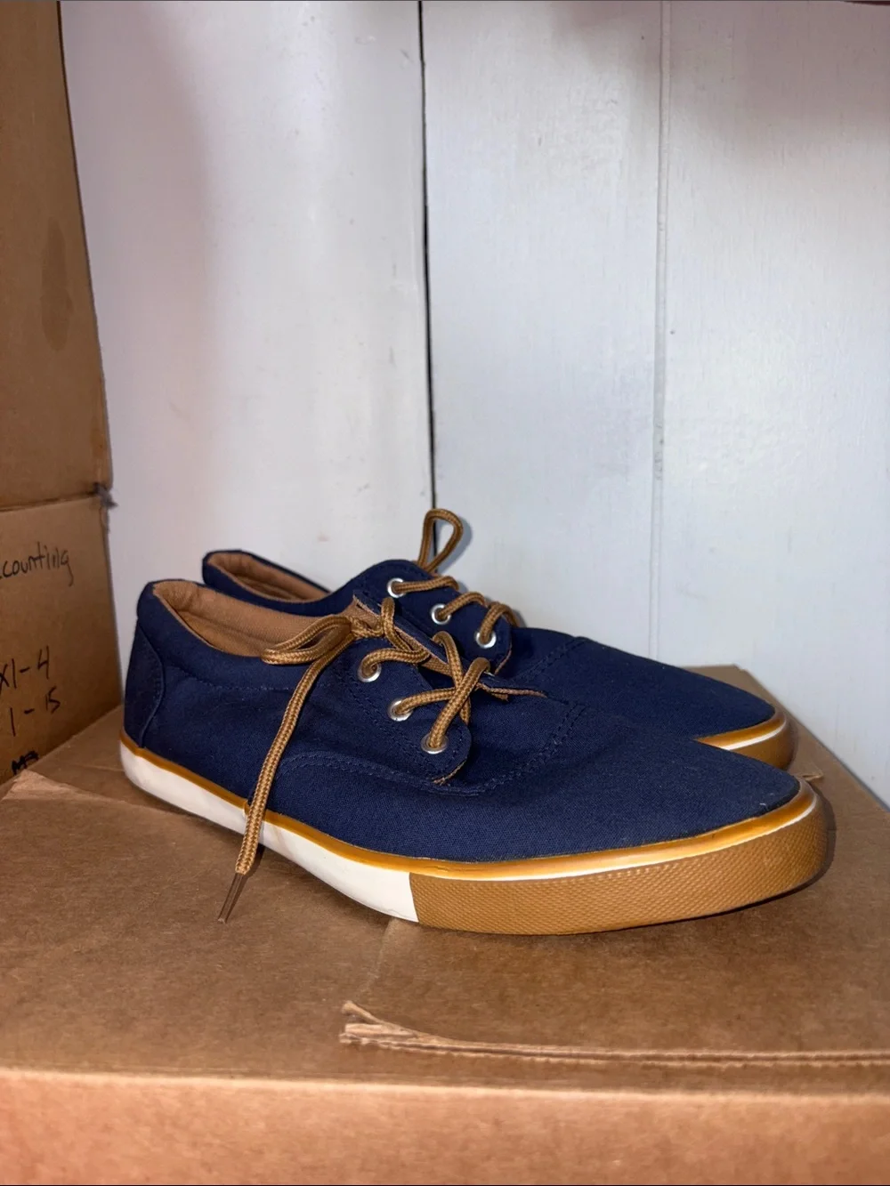 Men's Hipster Canvas Low-Top Sneakers with Tan Accents size 11